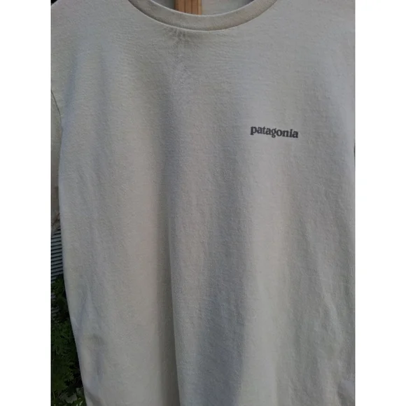 Patagonia Beige Fitz Roy Icon Responsibili Te-Shirt Sz. S MEN'S Unisex - Picture 2 of 7